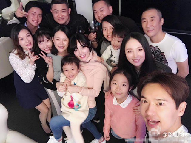 李小璐带甜馨为董璇庆生:咱们家庭越来越壮大(组图)