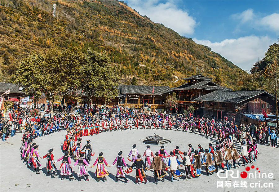 2016北川小寨子沟莎朗节活动现场跳锅庄舞的场景