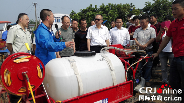 图片默认标题_fororder_装备股股长杨溢讲解施肥机