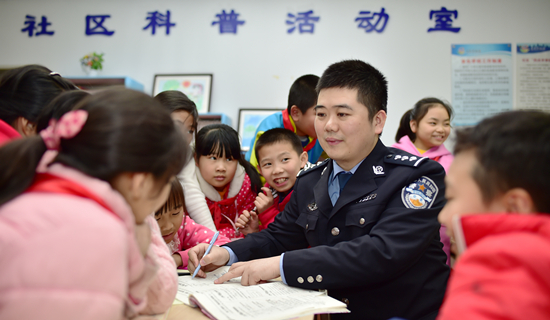【法制安全】重庆南岸区民警吴献木：“四点半”学校的守护人