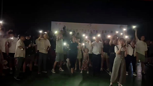 比赛中停电 宜宾筠连“县BA”秒变“演唱会”_fororder_观众唱起了歌--供图-筠连县委宣传部