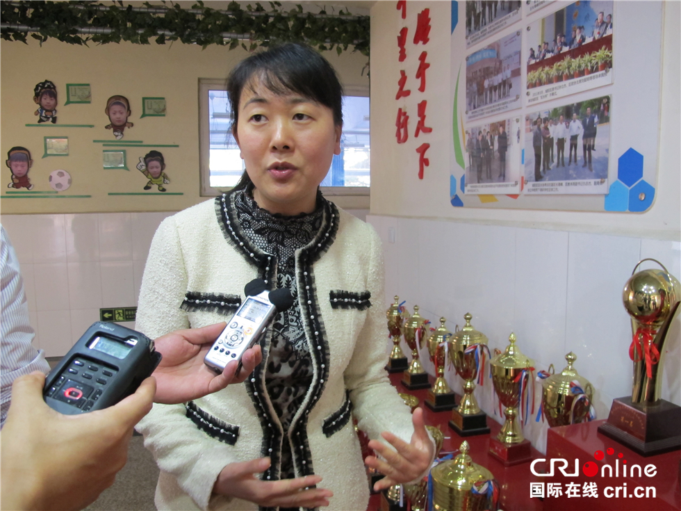 城阳区实验小学校长牛秀娟向记者介绍学校足球运动发展情况