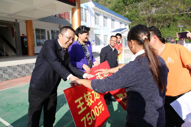 百色:纪委书记给群众送清退款