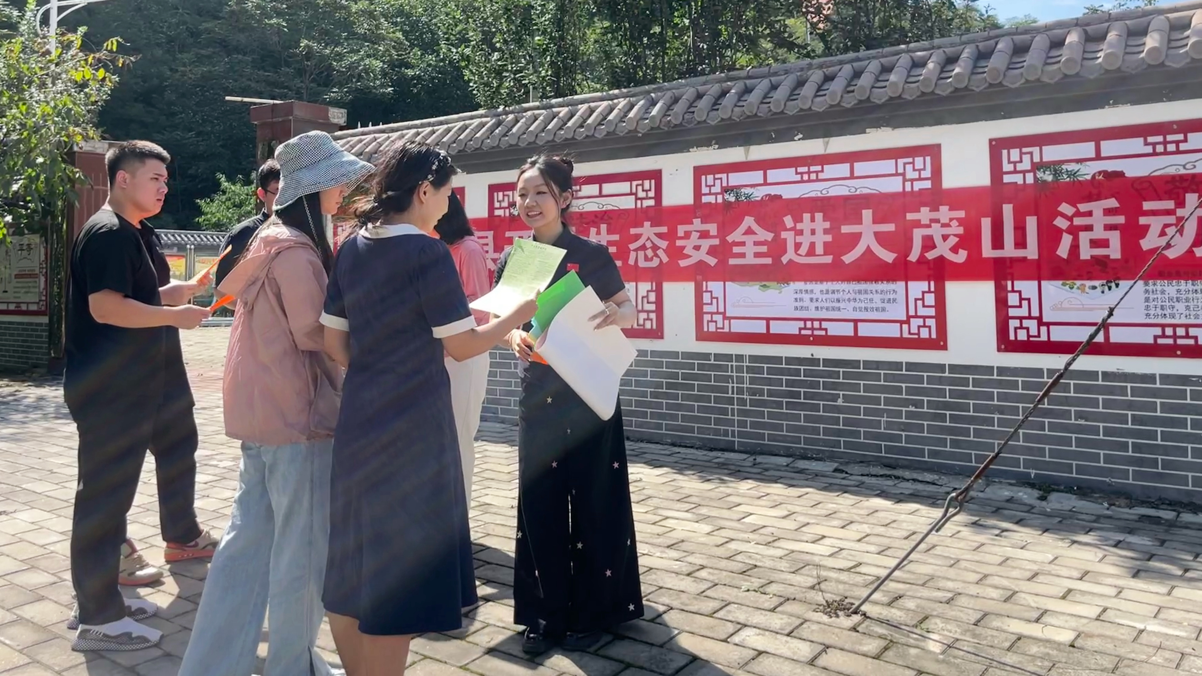 河北唐县:国家安全宣传教育走进山区_fororder_工作人员向过往群众讲解海报中的内容