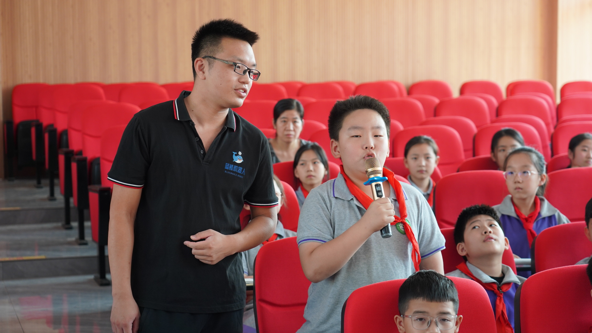 “双争”有我丨保定市满城区:用科技之光照亮青春梦想_fororder_师生现场互动 摄影 高泽涛