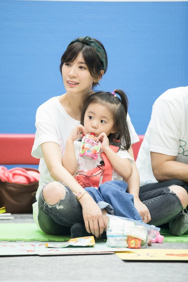 5月9日,因参加芒果TV明星育儿综艺《妈妈是超人3》而备受关注的贾静雯接受媒体采访。随着节目的热播,贾静雯一家的幸福生活令人羡慕。在采访中,贾静雯分享了“三胎妈妈”走出产后低潮的秘籍,透露咘咘喜欢跟小哥哥一起玩。如今,贾静雯再度复出拍戏,“女神”归来期望可以释放喜剧魂,但表示不考虑和修杰楷拍戏。 贾静雯与修杰楷幸福甜蜜 在本季节目中,贾静雯携小女儿波妞回归首次挑战“一带二”,精彩呈现了“超人妈妈”