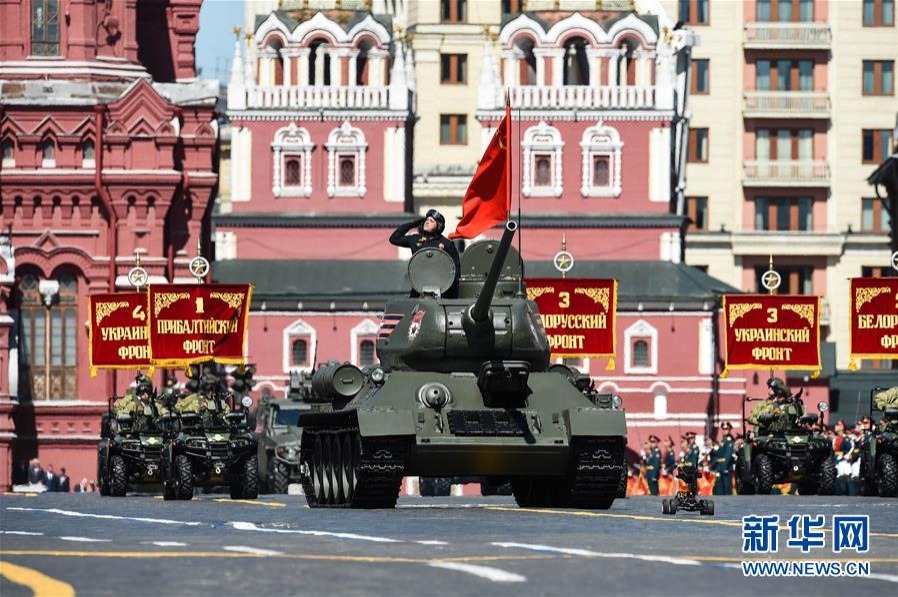 5月9日，在俄罗斯莫斯科，俄军装甲部队参加阅兵式。5月9日是俄罗斯卫国战争胜利纪念日。俄军方当日在莫斯科举行盛大阅兵式。新华社发（叶甫盖尼·西尼岑摄）