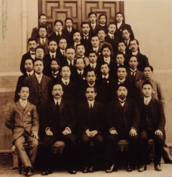 1912年3月29日，孙中山参加下属举行的饯别宴会后与部下合影