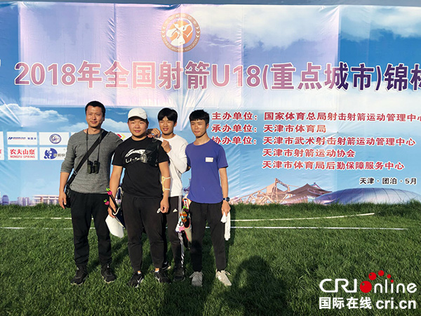 图片默认标题_fororder_获奖学生杨志杰（左二）在比赛现场