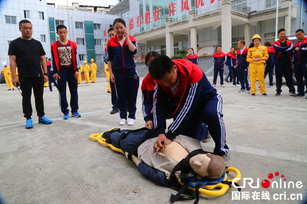 图片默认标题_fororder_现场演练救护伤员