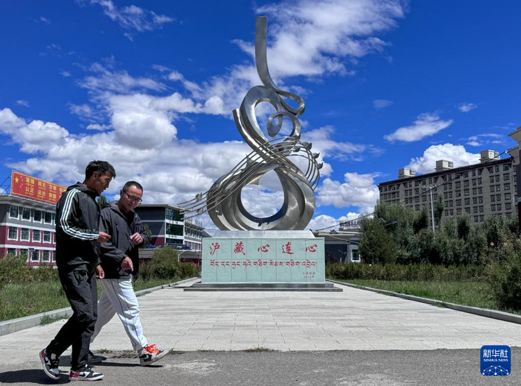珠峰脚下,藏族女孩的校园足球梦
