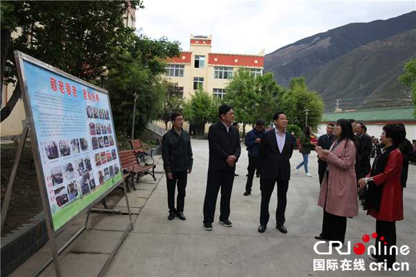 图片默认标题_fororder_四川省副省长杨兴平（左三）听取相关负责人汇报敬老院情况