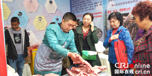 图片默认标题_fororder_生态猪展销-李杨摄