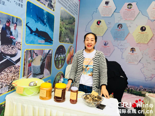 图片默认标题_fororder_曲山镇第一书记曽宇-李杨摄