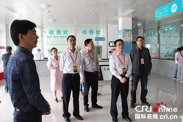 图片默认标题_fororder_代表一行参观卫生变化（摄影--杨薇）-