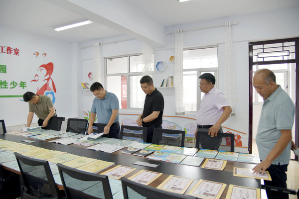 【原创】三门峡示范区阳店镇:桃李芬芳意关怀暖人心_fororder_察看学校童诗教育成果 摄影 彭红勇