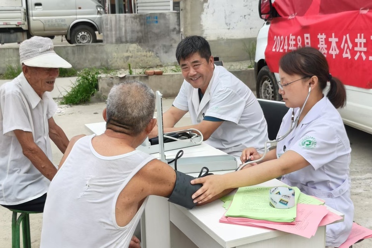 保定徐水区:织密健康网 百姓有“医”靠_fororder_镇卫生院巡回入村免费体检,把健康送到百姓家门口。李润冰 摄