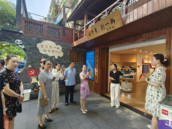 助力成渝双城经济圈建设 重庆渝中区、成都锦江区两地总工会签署项目合作协议_fororder_图片-2