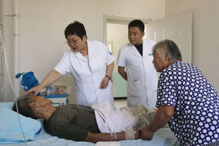 保定徐水区:织密健康网 百姓有“医”靠_fororder_大王店镇中心卫生院院长张霞(左一)观察患者康复情况。靳晶 摄
