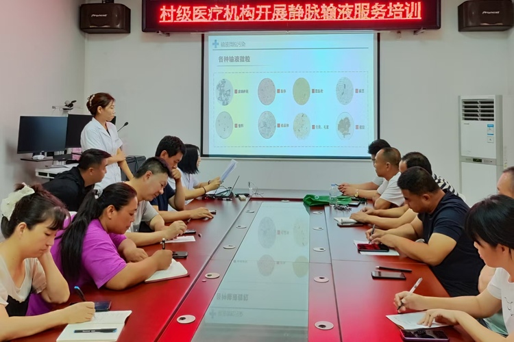 保定徐水区:织密健康网 百姓有“医”靠_fororder_镇卫生院定期培训,提高村医服务技能。李润冰 摄