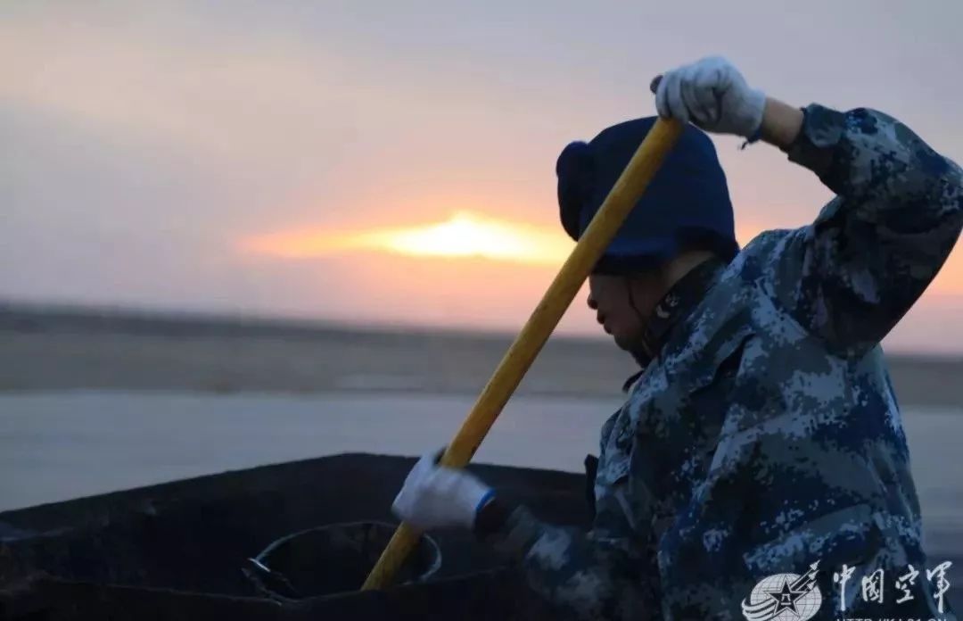 解放军报@致敬！不曾飞上天空的他们！