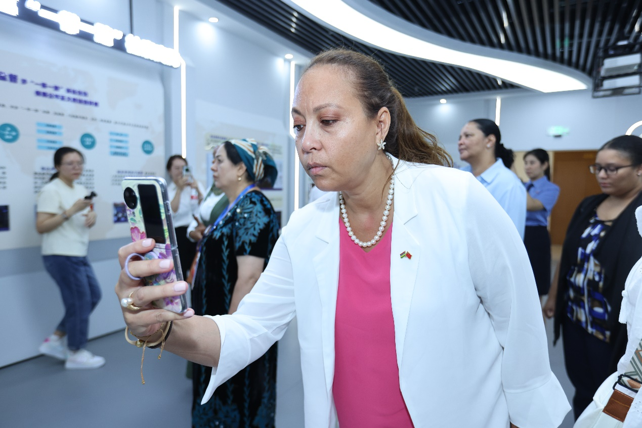 【大使夫人向“西”望】驻华大使夫人探“一带一路” 新貌 共绘发展新篇章_fororder_图片31