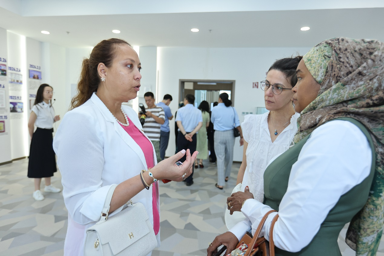 【大使夫人向“西”望】驻华大使夫人探“一带一路” 新貌 共绘发展新篇章_fororder_图片33