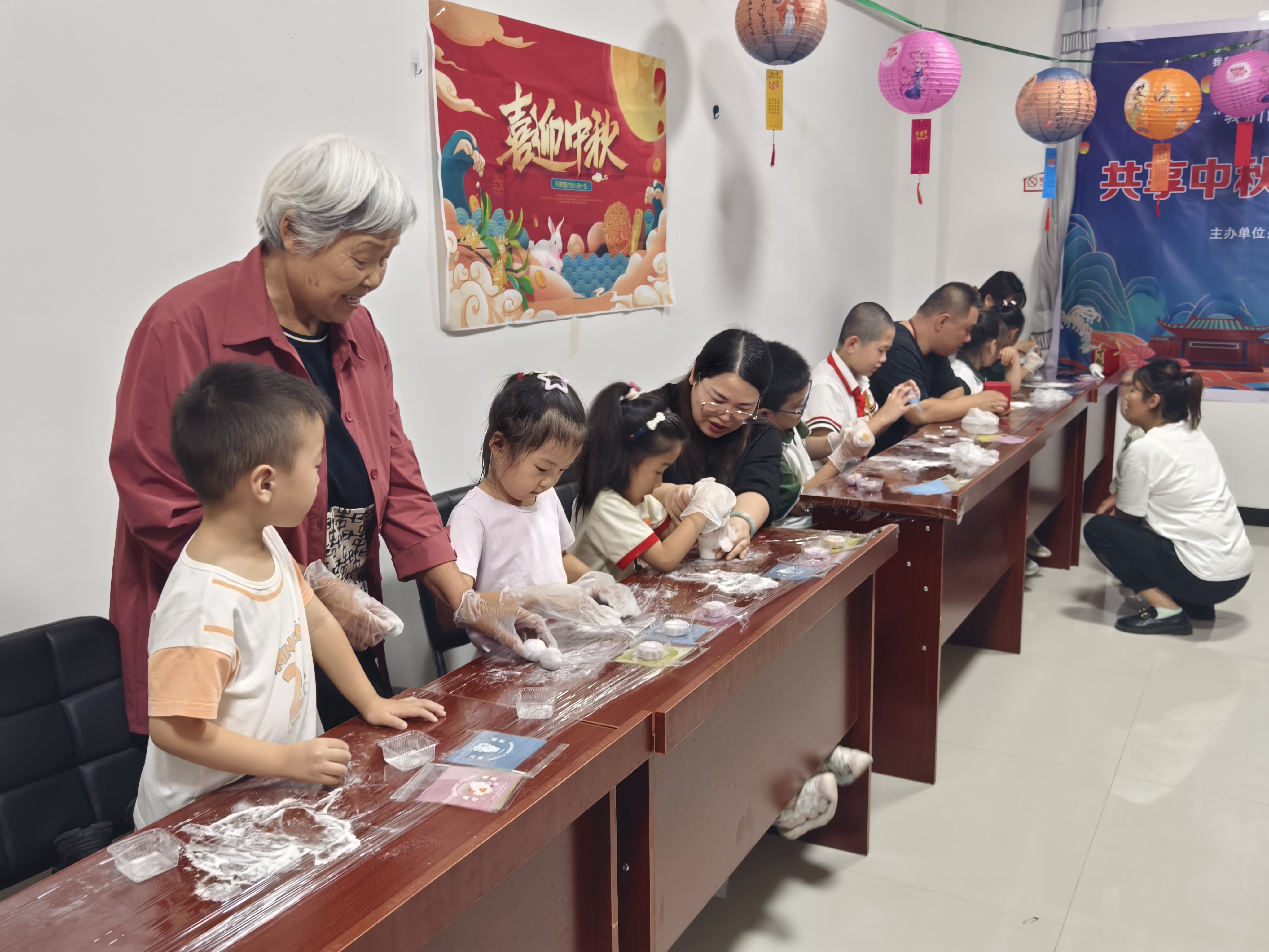 河北承德县开展“共享中秋日,社区话团圆”主题实践活动_fororder_图一:“共享中秋日,社区话团圆”活动现场