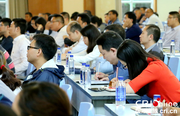 图片默认标题_fororder_部分与会人员正在笔记