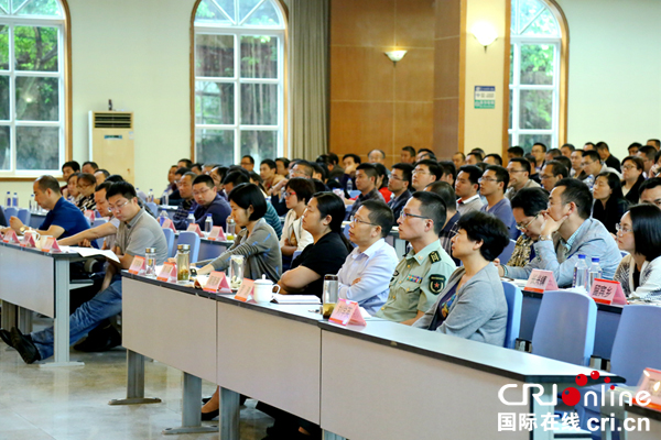 图片默认标题_fororder_与会人员听的聚精会神