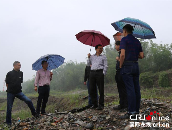 图片默认标题_fororder_图为曾从钦书记察看李庄镇长虹村砂石堆场清理复绿情况