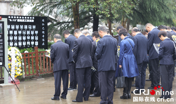 图片默认标题_fororder_绵阳邮政公司员工在北川县分公司地震遗址前默哀（摄影汪洋）