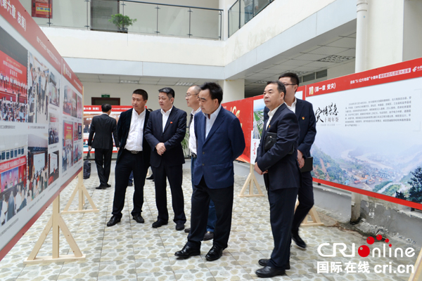 图片默认标题_fororder_参观图片巡展的员工为同事们分享难忘的抗震救灾经历（摄影汪洋）