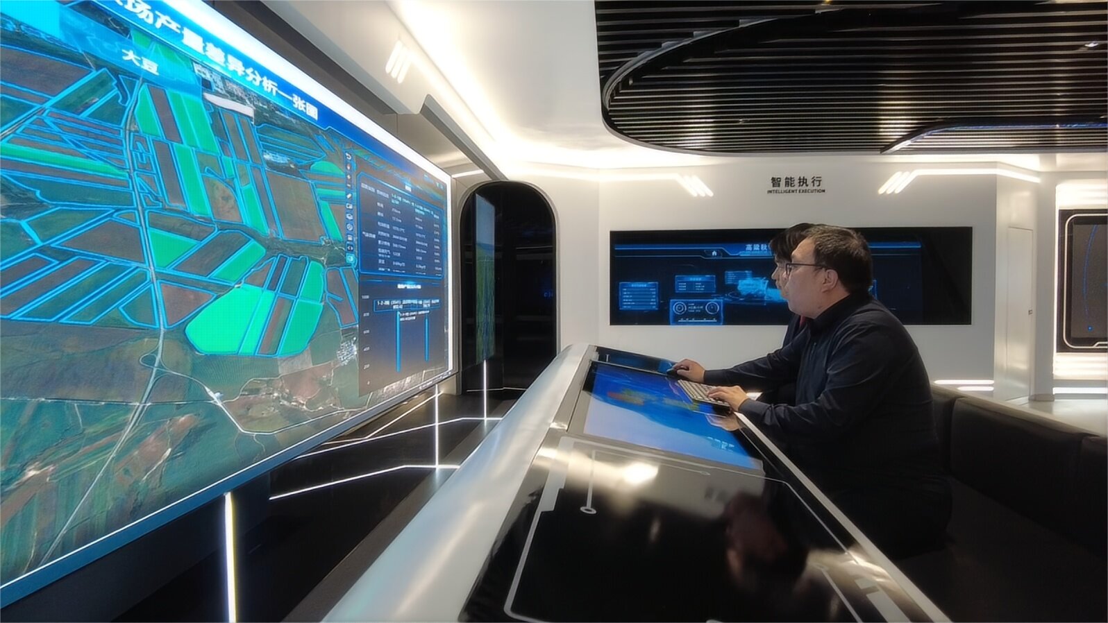 奏响奋进曲 冲刺“全年红” 北大荒集团九三分公司奋力推进经济高质量发展_fororder_技术人员查看产量差异分析大数据 (任宝吉 摄)_proc