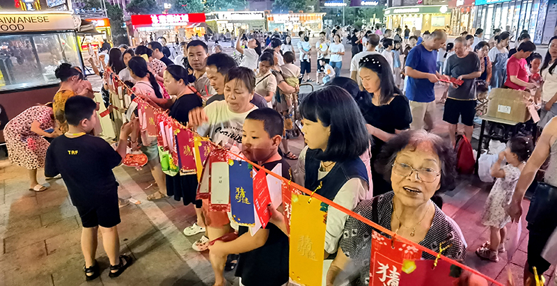 宜宾三江新区光明社区2024年中秋节国风游园会举行_fororder_猜灯谜活动现场-摄影-高学兵