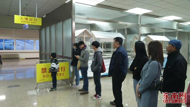 图片默认标题_fororder_在台中港，岛内民众焦急等待归来的亲人。