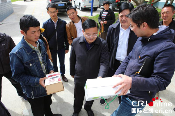 图片默认标题_fororder_阿坝州委组织部部长卿刚（前排正中）听取工作情况介绍