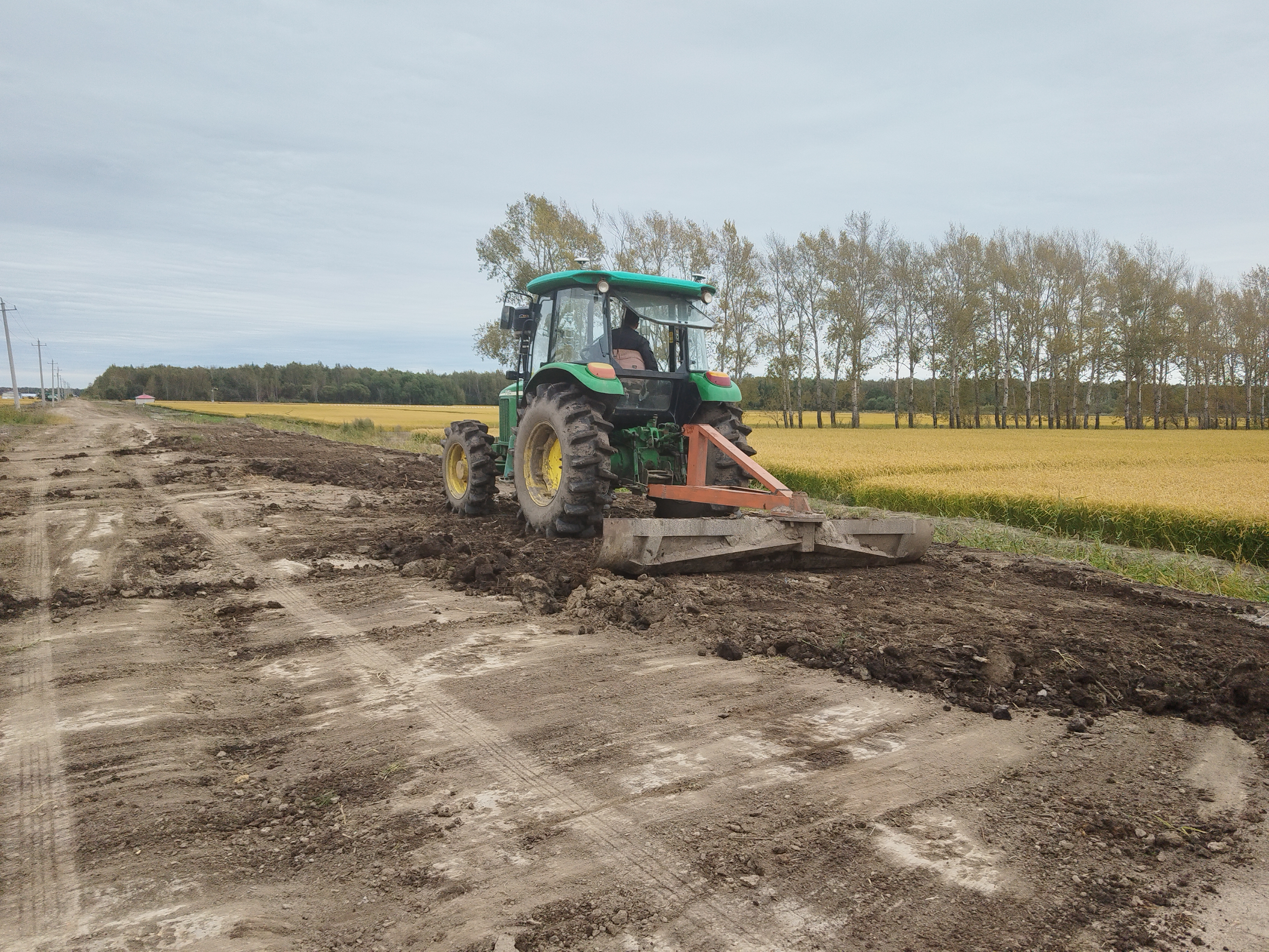 北大荒农业股份七星分公司:修缮田间道路 畅通粮食丰收“脉络”_fororder_微信图片_20240924092829