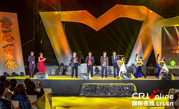 图片默认标题_fororder_颁授典礼现场(什邡市委宣传部供图)