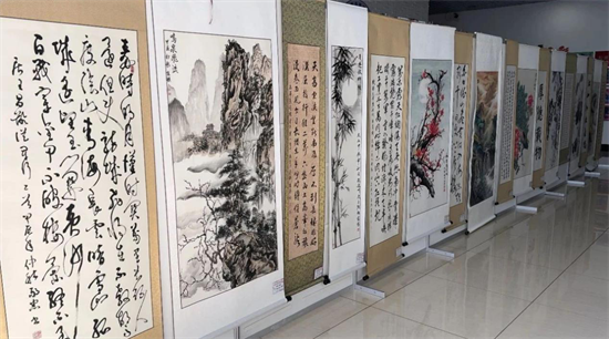 延边州安图县举办书画摄影展喜迎国庆_fororder_吉林安图书画1