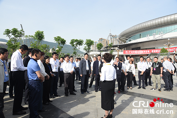图片默认标题_fororder_援建单位和代表们参观澳体中心（摄影--徐琴）
