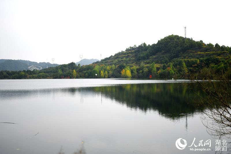 丹江口水库水位上涨 碧波秋水红叶秋景美煞人