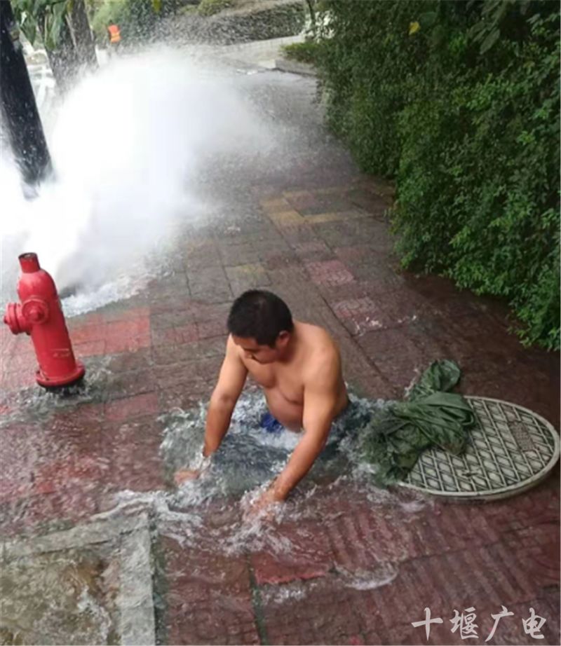 「人民日报」虽在街头，亦是沧海横流英雄本色！