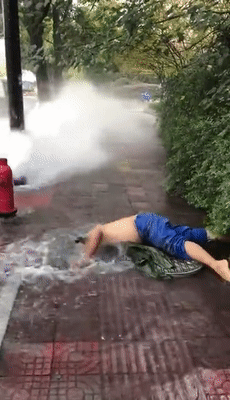 「人民日报」虽在街头，亦是沧海横流英雄本色！