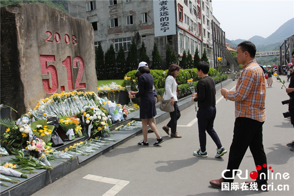 图片默认标题_fororder_群众祭奠遇难者-(1)