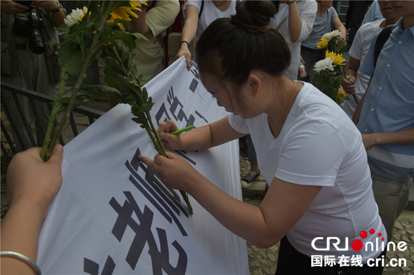 图片默认标题_fororder_北川中学学子祭奠遇难的老师和同学-(2)