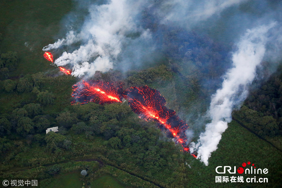 夏威夷基拉韦厄火山持续喷发 地表出现新裂缝