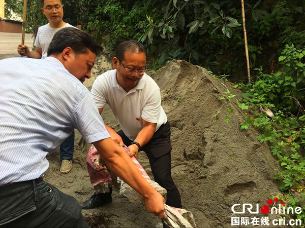 图片默认标题_fororder_谢俊杰（右一）同村民一起修路（峨边县委宣传部--供图）