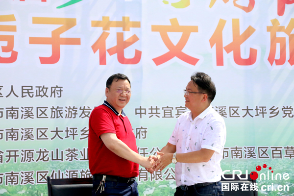 图片默认标题_fororder_大坪乡党委副书记乡长顾大均（右）与招商引资企业负责人签约成功--（摄影-何芳）3