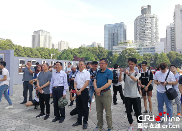 图片默认标题_fororder_摄影展开幕式现场（摄影杨明）